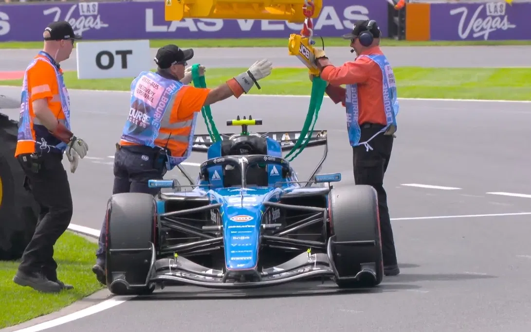 Carlos Sainz Car Triggers Red Flag in FP3 Australia