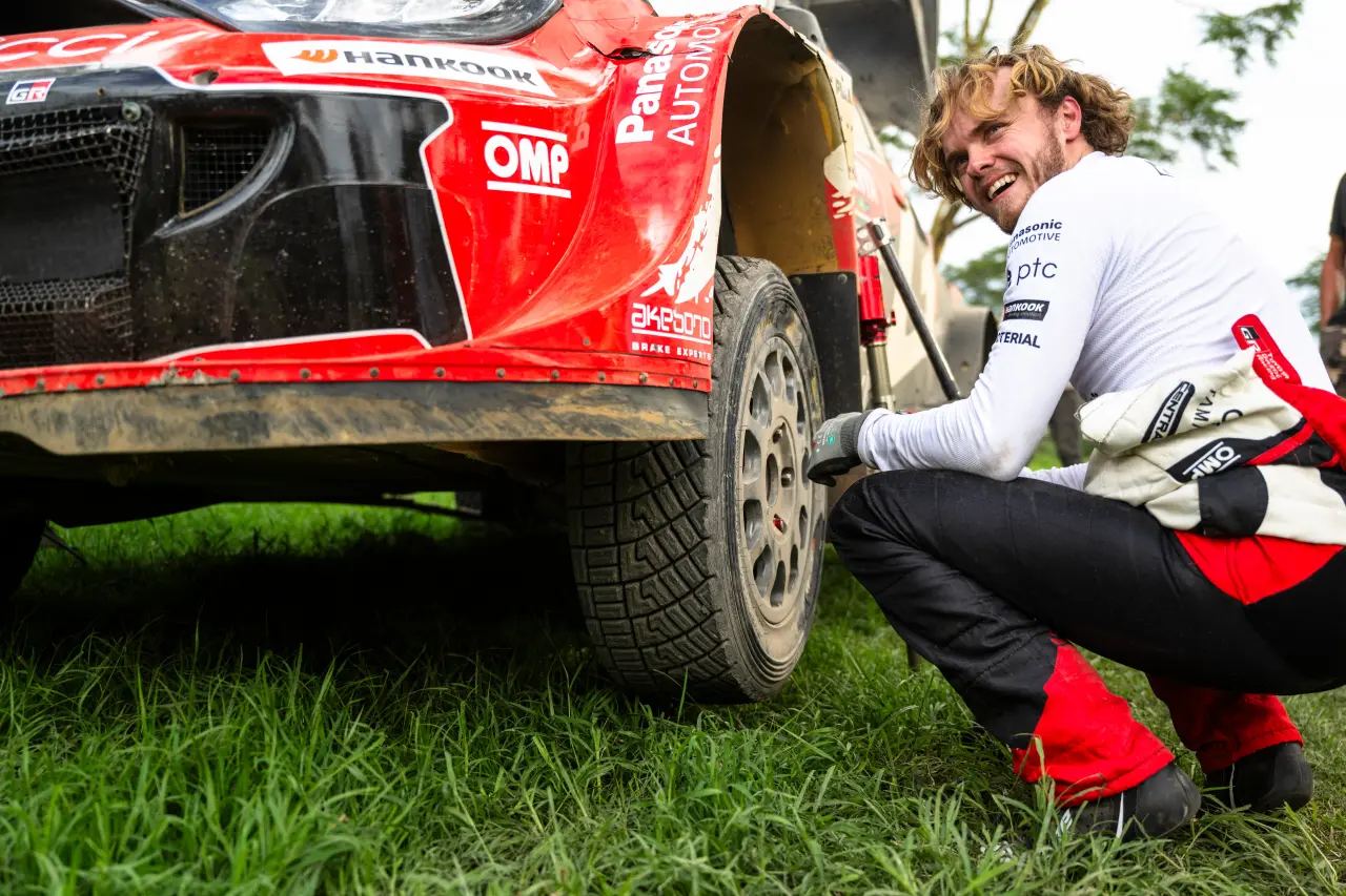 Oliver Solberg Kehilangan Keunggulan di Safari Rally Kenya 2026