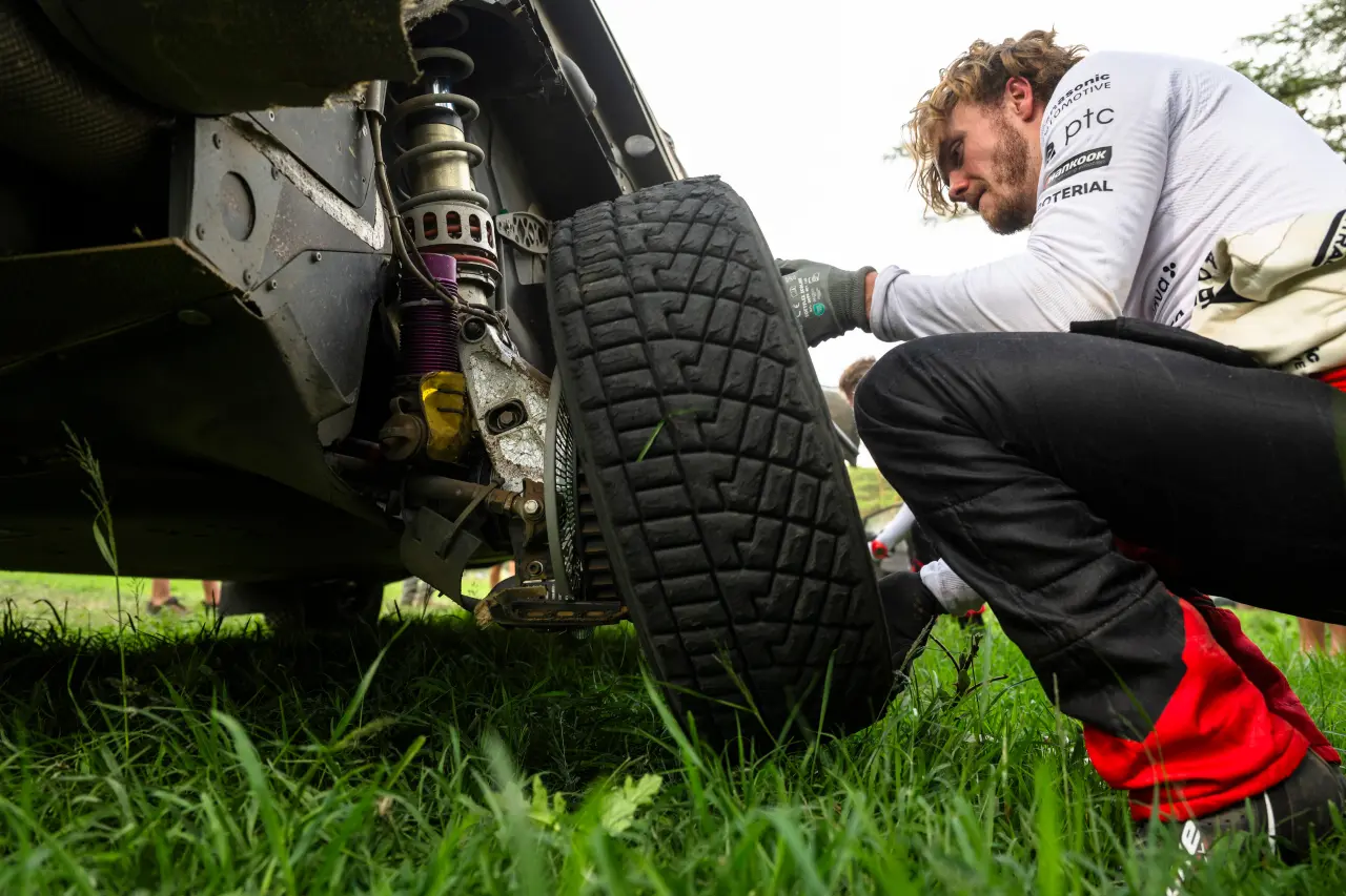 Oliver Solberg dan Sébastien Ogier Mundur dari Safari Rally