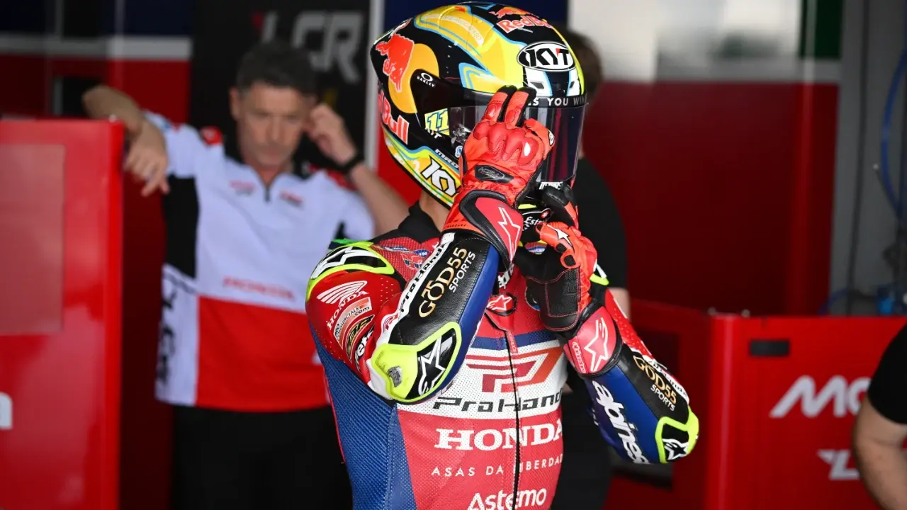 Diogo Moreira Pinjam Sarung Tangan Marc Marquez Saat Debut MotoGP