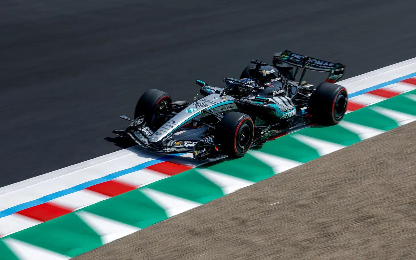 Jacques Villeneuve Peringatkan Mercedes Usai Ancaman McLaren