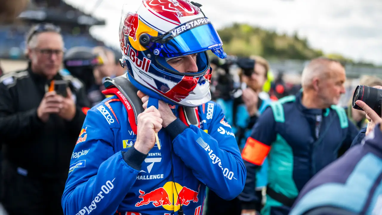 Bukan Biru Merah, Verstappen Pilih Helm Pink