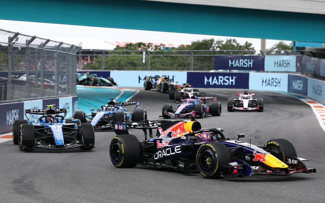 Verstappen Balas Sainz: F1 Miami Seperti Hutan