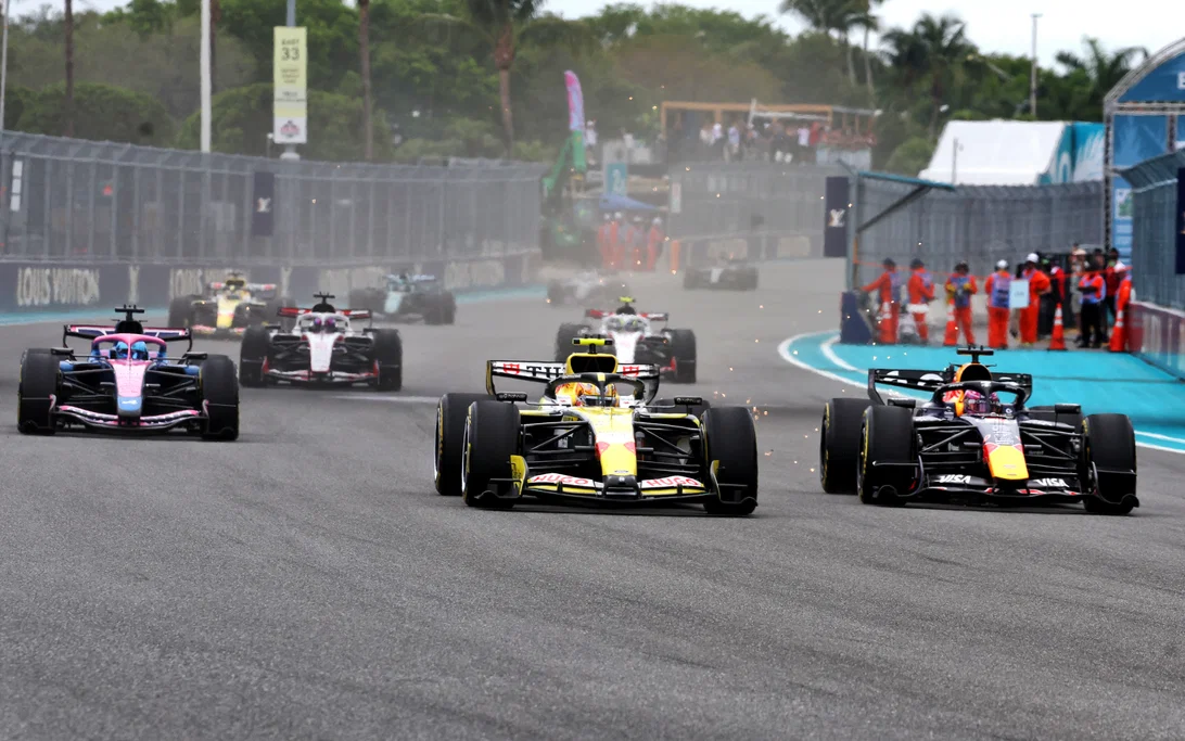 Lawson Terkejut Diminta Lepas Posisi Verstappen