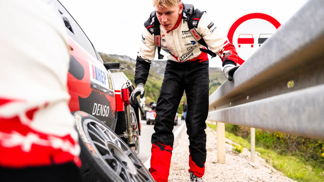 Sami Pajari Kehilangan Podium WRC Portugal karena Ban Pecah