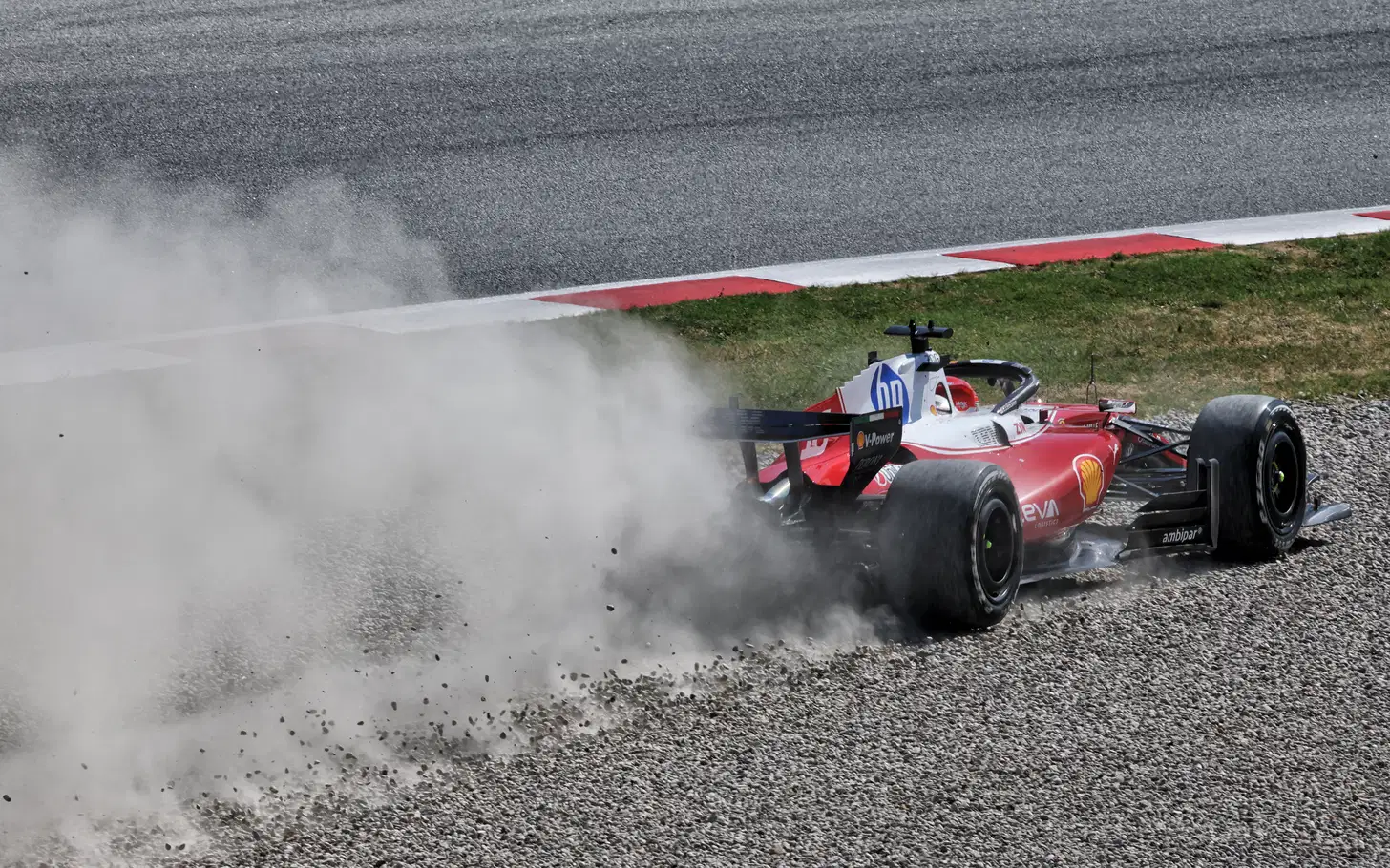 Leclerc Hadapi Tekanan Besar Setelah Tertinggal dari Hamilton