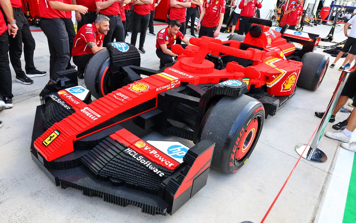 Lewis Hamilton Pertimbangkan Absen dari Parade LEGO F1