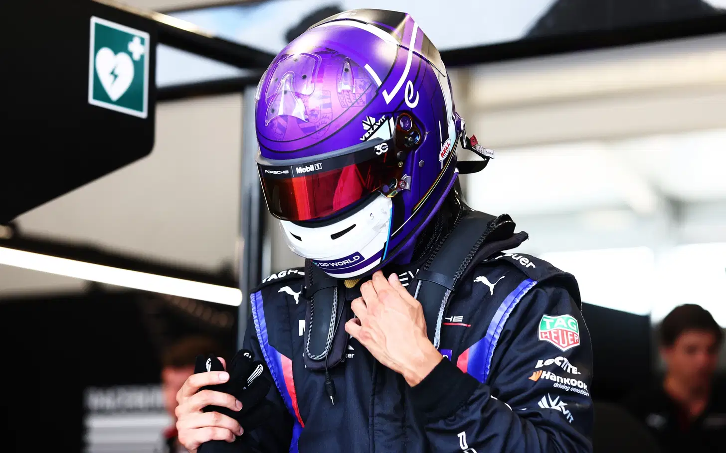 Pascal Wehrlein Tekan Mitch Evans di Formula E Shanghai
