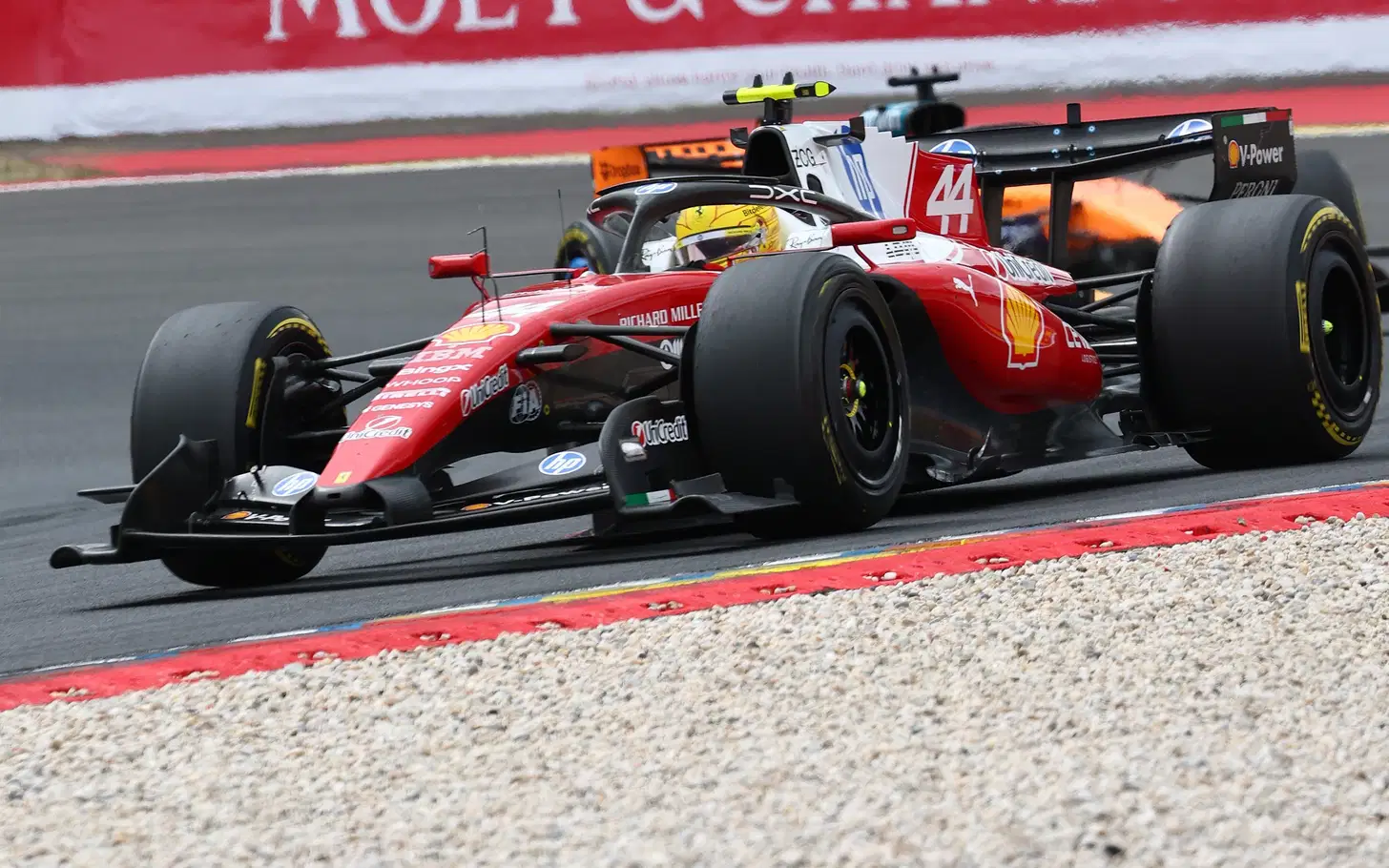 Lewis Hamilton Lolos Penalti Kedua Usai Insiden Pit