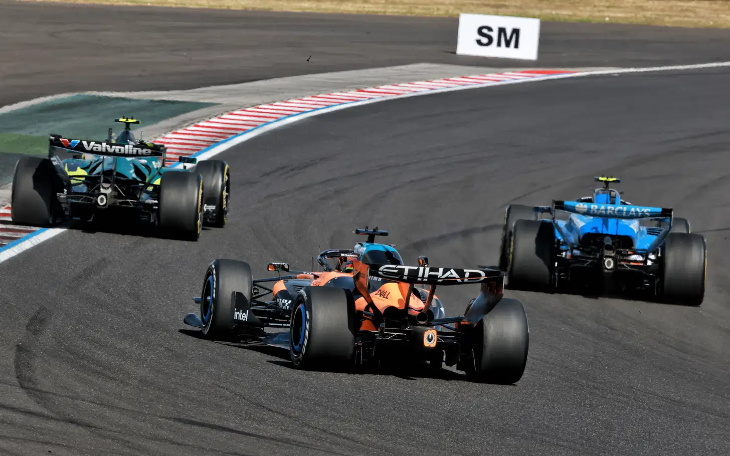 Carlos Sainz Ungkap Kegagalan Sistem Picu Insiden Oscar Piastri