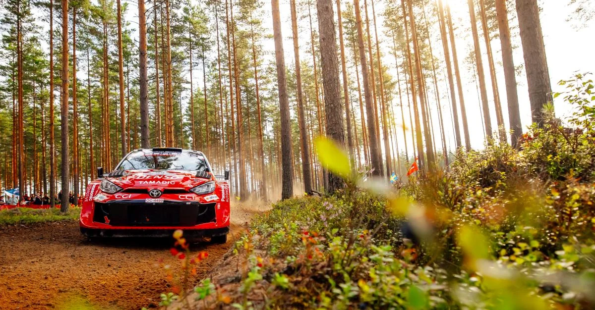 WRC Finland 2026: Sebastien Ogier Bertahan di Puncak SS7 Saat Hujan Deras