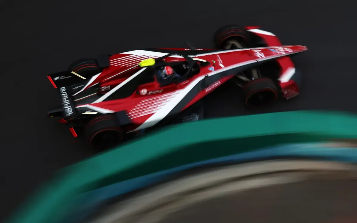 De Vries Takes Pole in London E-Prix II, Dennis Struggles