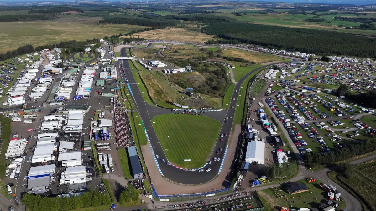 Adam Morgan Raih Pole BTCC di Knockhill, Kemenangan Perdana Plato Racing 2026