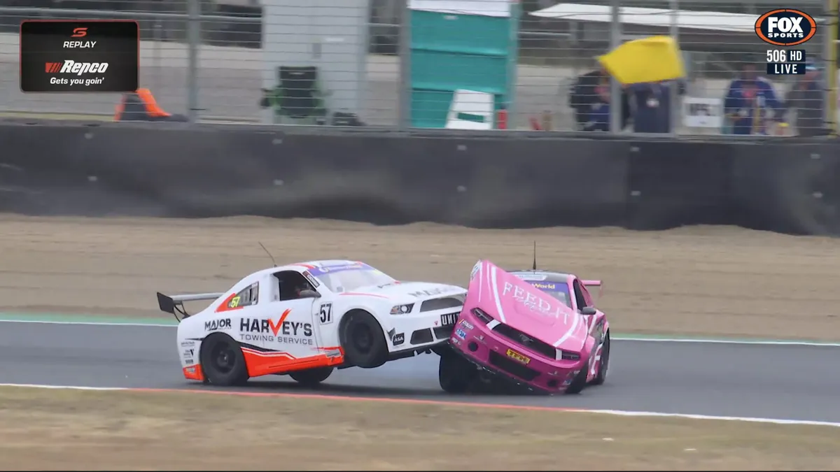 Kekacauan Bendera di Aussie Racing Cars: Kecelakaan di Tengah Safety Car