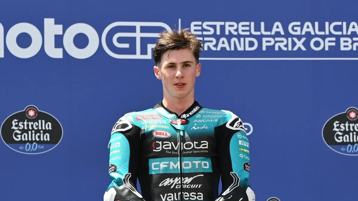Almansa Menang Dramatis di Moto3 Silverstone, Carpe P2