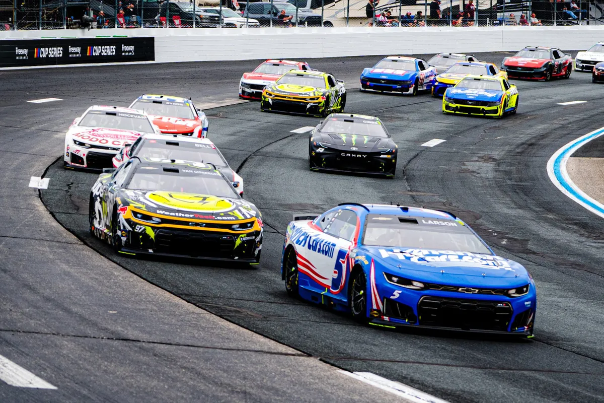 Juara NASCAR Kyle Larson Dukung Ubah Aturan Balap Basah