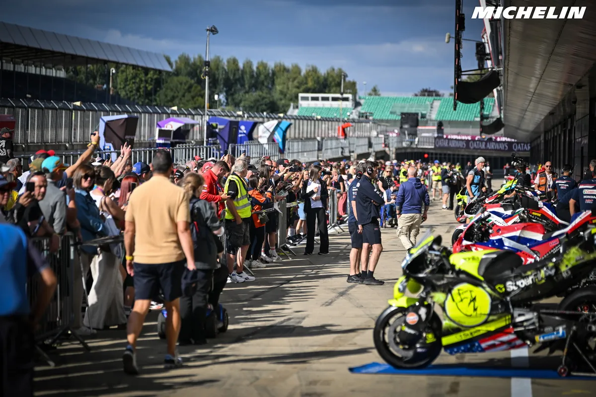 suasana ramai paddock motogp silverstone 2026