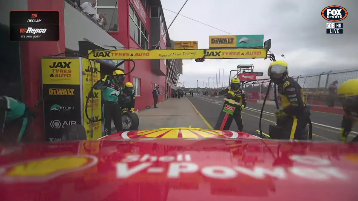 Insiden Pit Lane: Kostecki Hampir Tabrak Kru Team 18