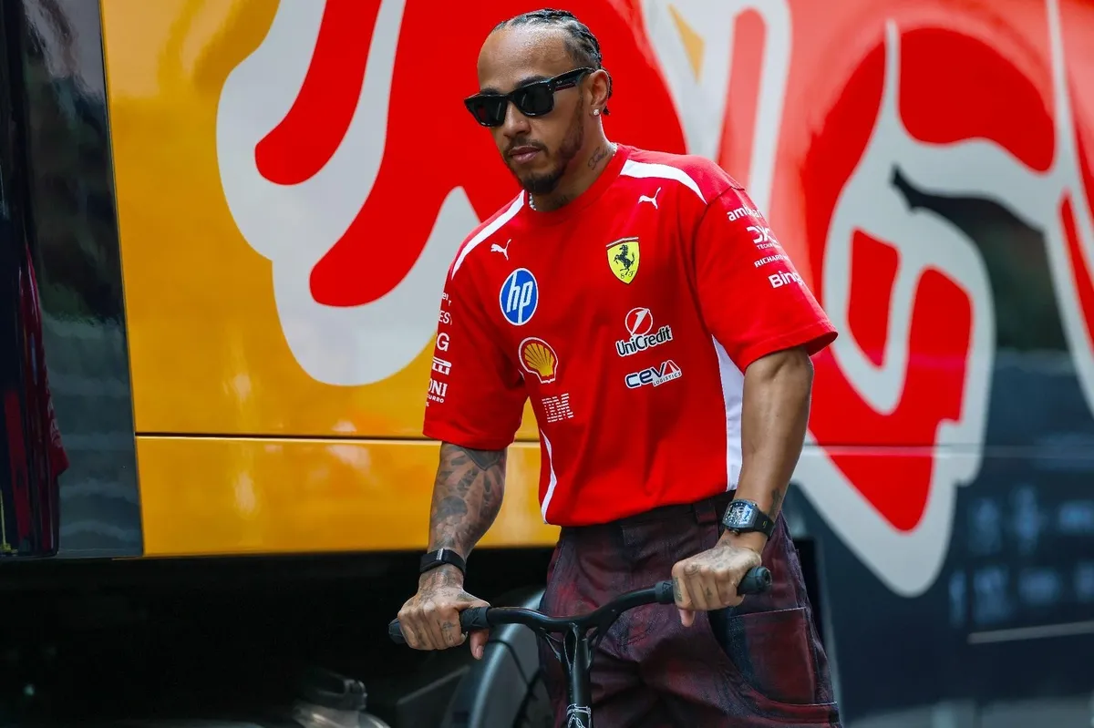 Hamilton Perkenalkan Anjing Baru Halo di Liburan Musim Panas