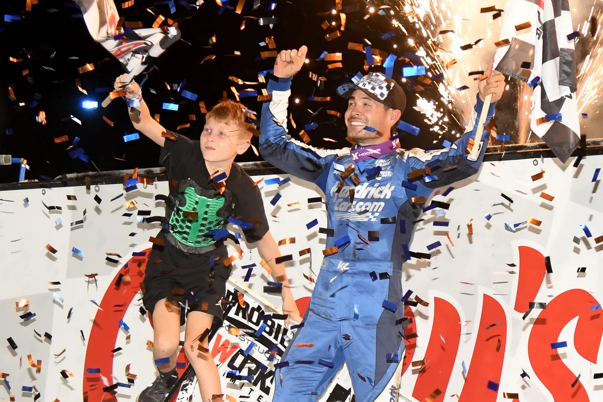 Larson Menang Dramatis Knoxville Nationals Setelah Terbang Kilat dari Richmond