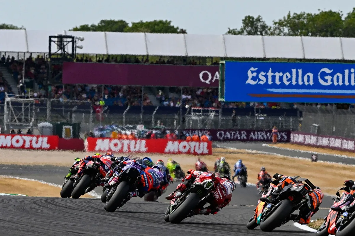 Netflix Garap Film Thriller Berlatar MotoGP, Alan Ritchson Siap Bintangi