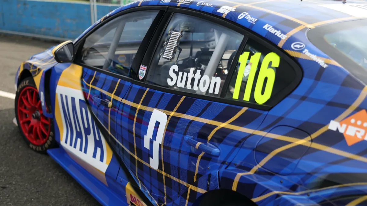Ash Sutton Menang Lagi di Knockhill, Ingram Gagal Finis