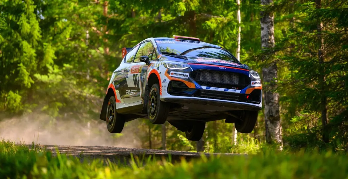 Sainz Beri Telepon, Membrado Menang Dramatis di Finlandia