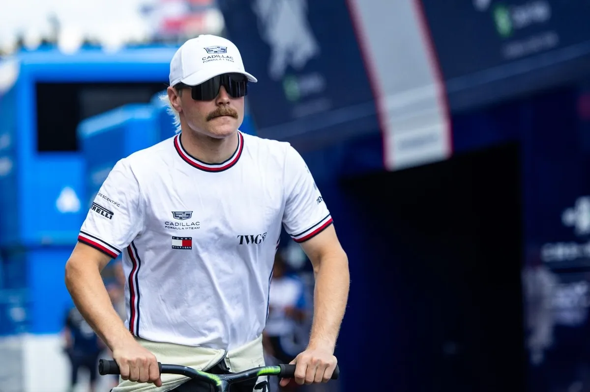 Valtteri Bottas Fails Parallel Parking in Amelia Dimoldenberg's 'Passenger Princess'