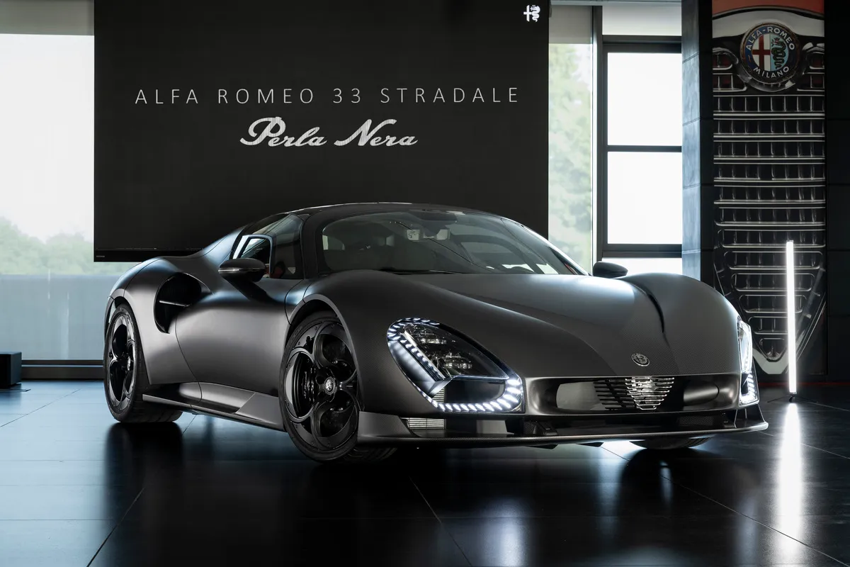 Alfa Romeo 33 Stradale Perla Nera: Edisi Unik Carbon
