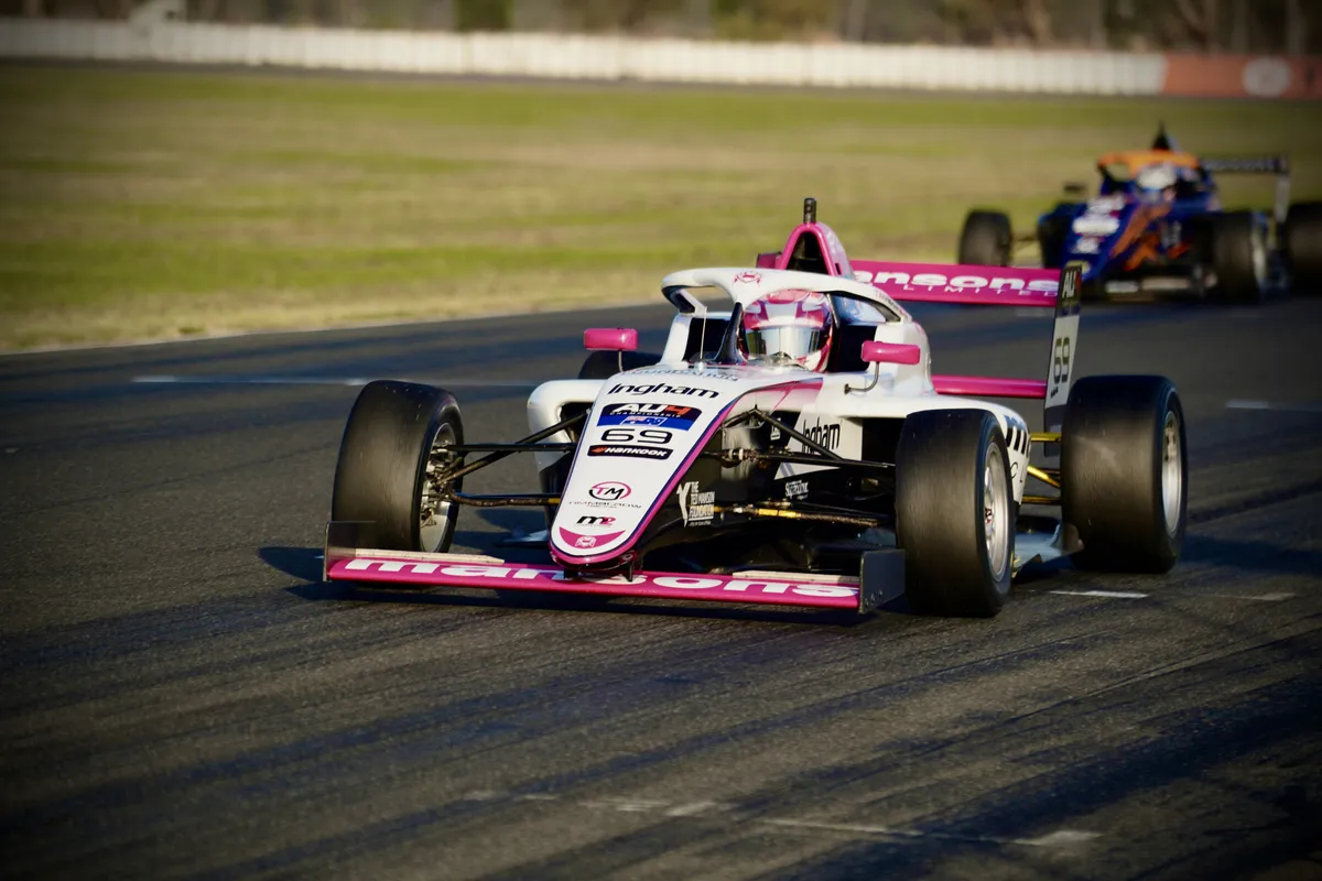 AU4: Pertarungan Juara Memanas di Queensland Raceway