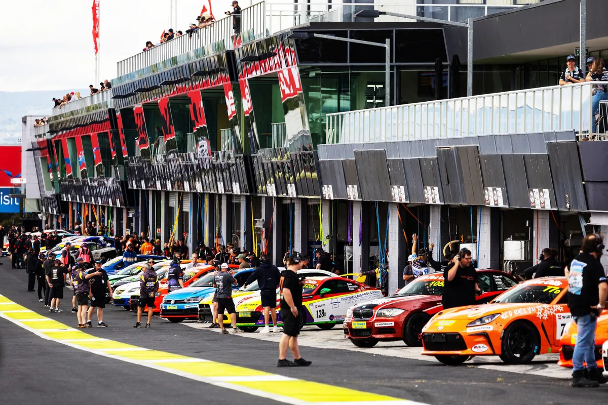 Bathurst 6 Hour Cetak Rekor Entri Hari Pertama