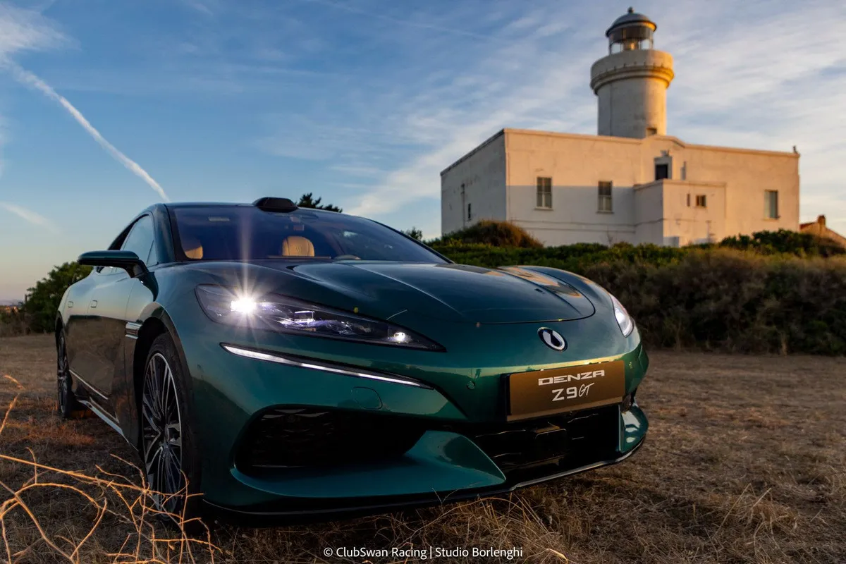 Denza Z9GT Curi Perhatian di Rolex Swan Cup 2026