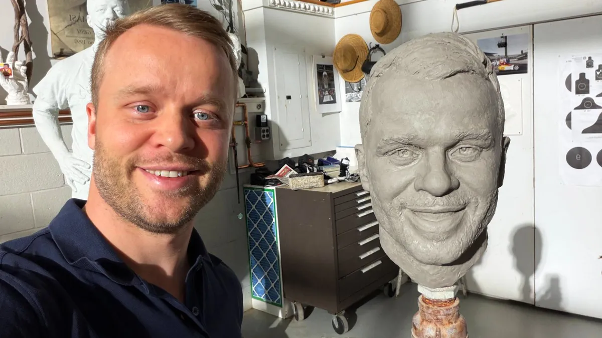Wajah Rosenqvist Terpahat di Trofi Borg-Warner, Juara Indy 500 2026
