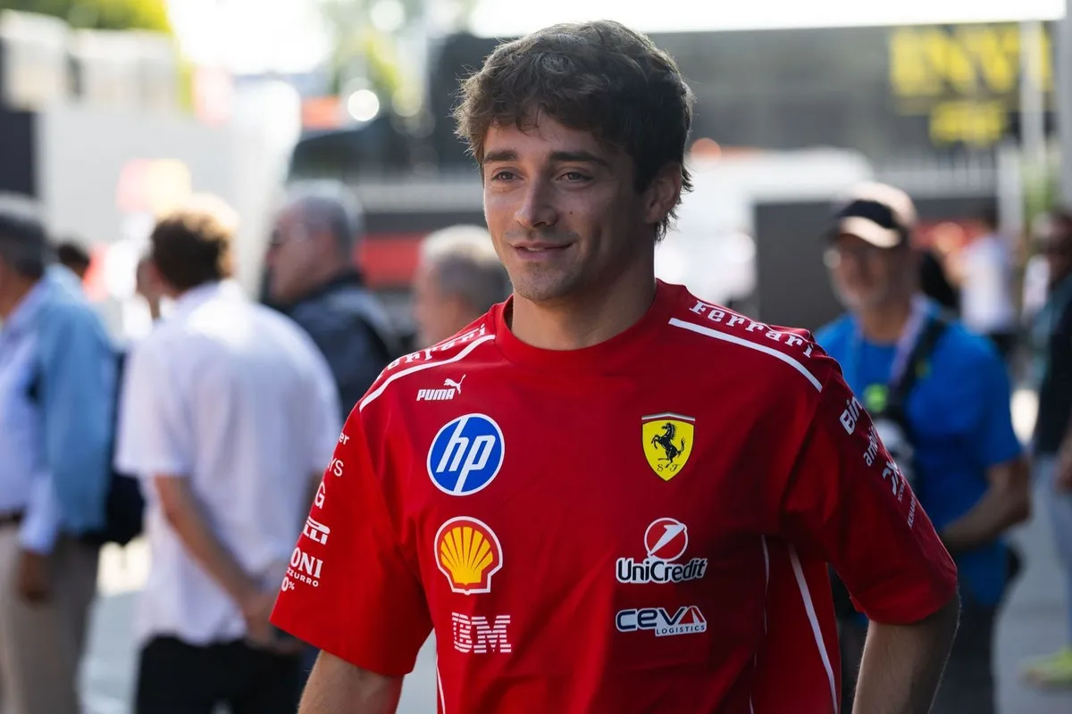 Ferrari Rilis Race Suit Hitam Spesial Leclerc untuk F1 Singapura