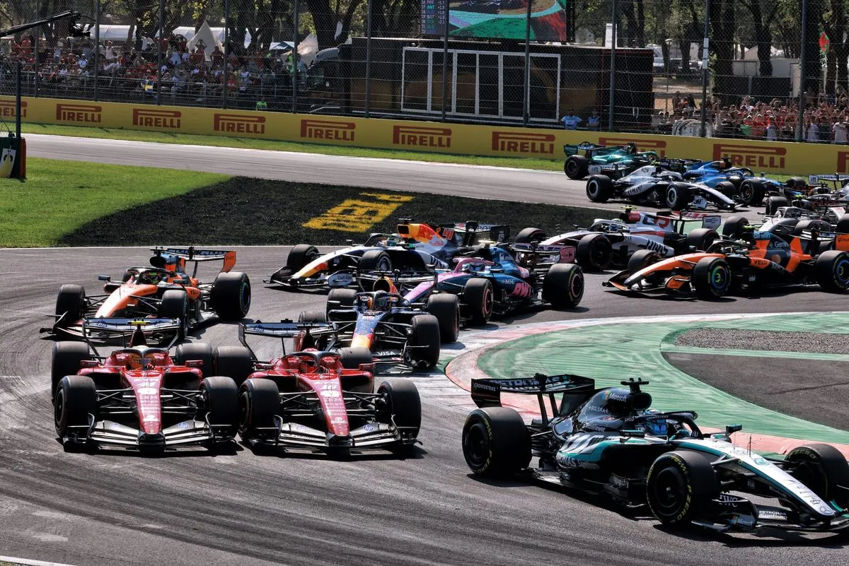 Hamilton Kritik Ferrari: Tak Ada Aturan di Dalam Tim