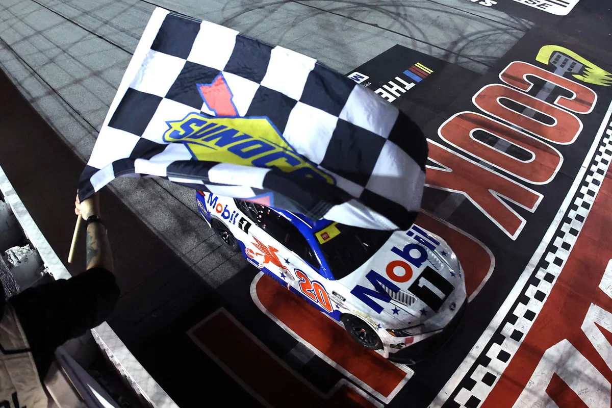 Drama Darlington Ubah Peta NASCAR Chase; Bell Melesat
