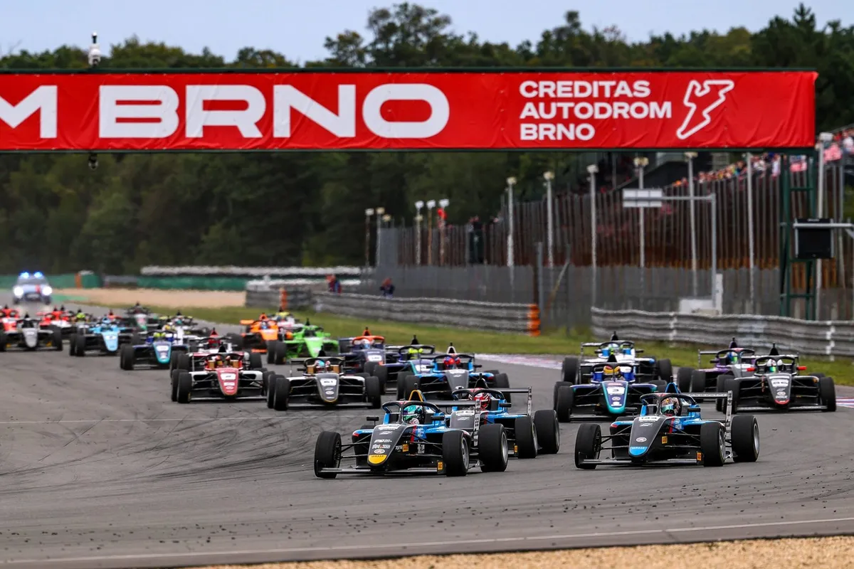 Weiss Dominan di Brno, Jenzer Sapu Bersih F4 CEZ