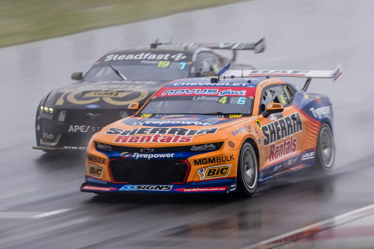 Jones Kagetkan Supercars: Dari P23 ke P4 di Bend