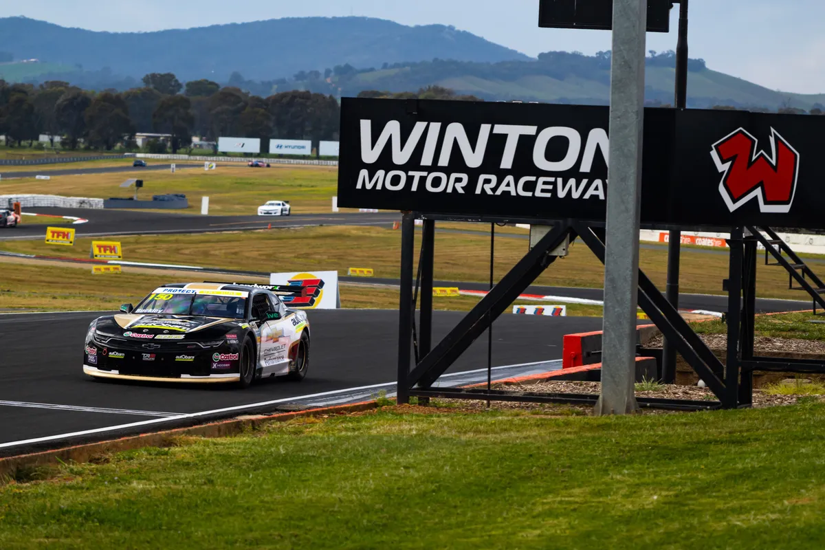 Hi-Tec Oils Super Series Winton Hari 1: Aksi Panas di Trek