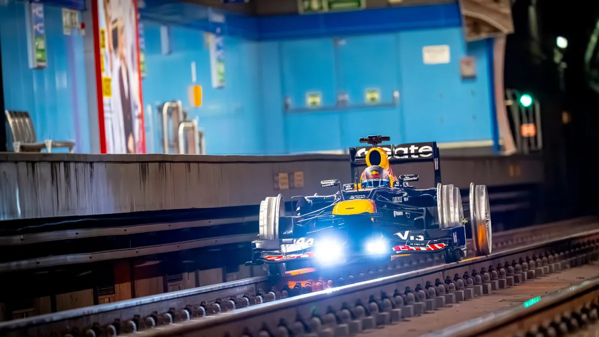 Red Bull Ubah Mobil F1 Ikonik RB8 Jadi Kereta di Madrid