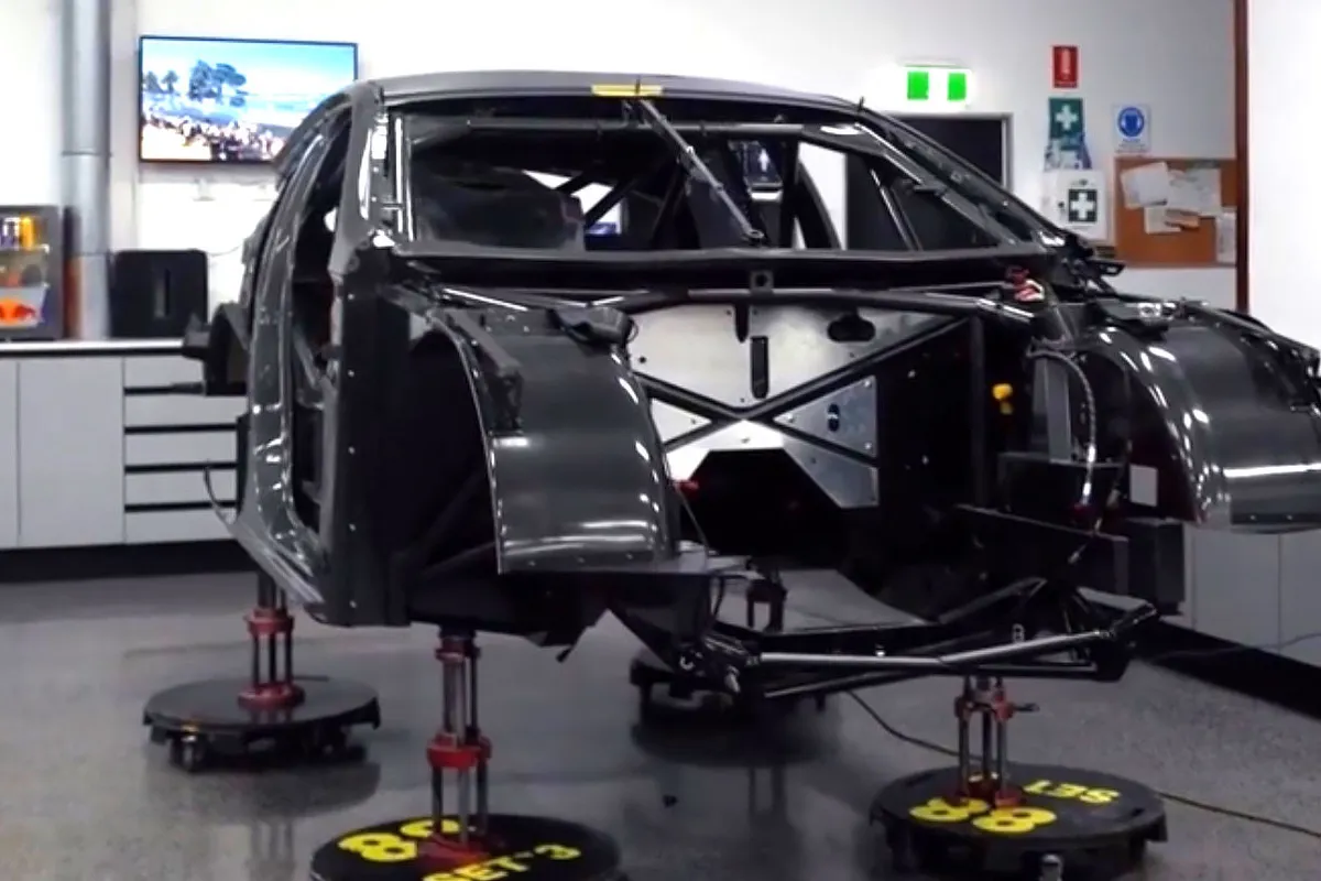 Triple Eight Jual Sasis Holden Terakhir Belum Balap