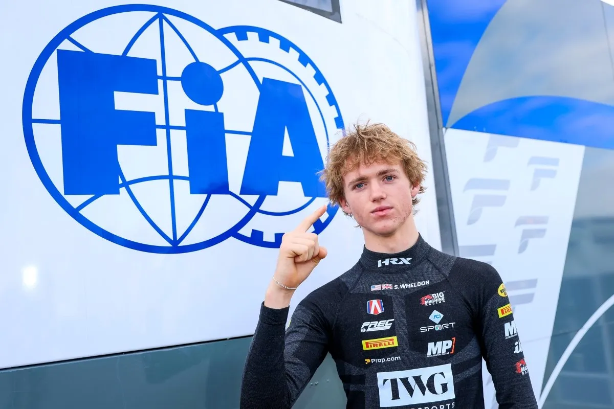 Wheldon Rebut Pole FREC, Nakamura-Berta di Sampingnya