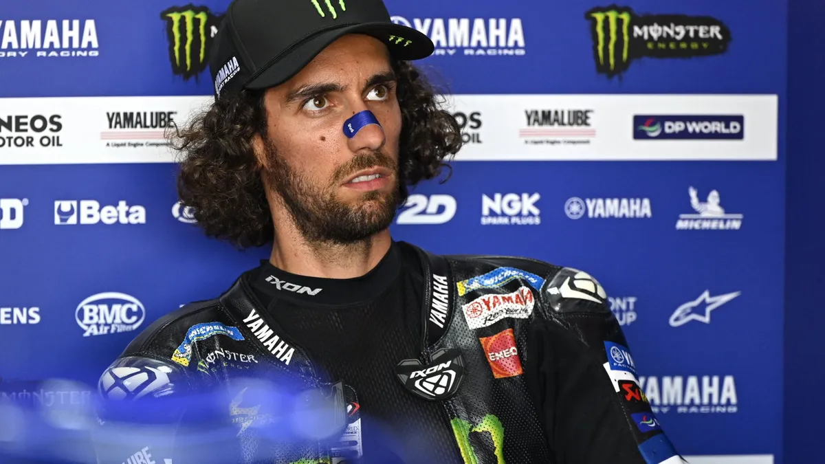 Insiden Panas Alex Rins Acungkan Jari Tengah ke Marshal Mandalika
