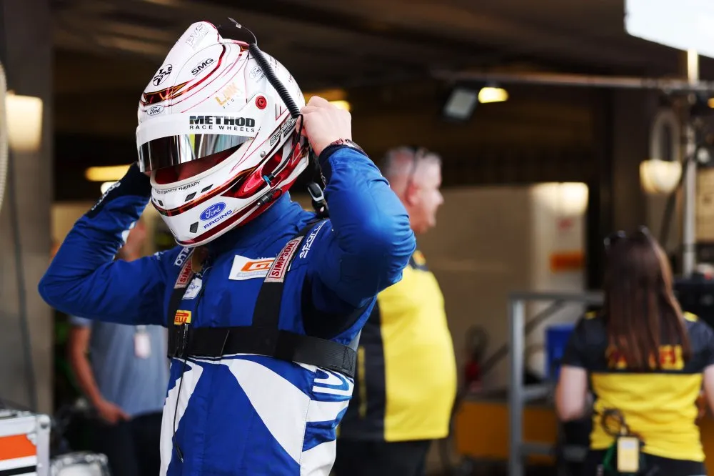 Insiden Tabrakan Rekan Setim Gagalkan Comeback Cameron McLeod di GT4 Eropa 2026