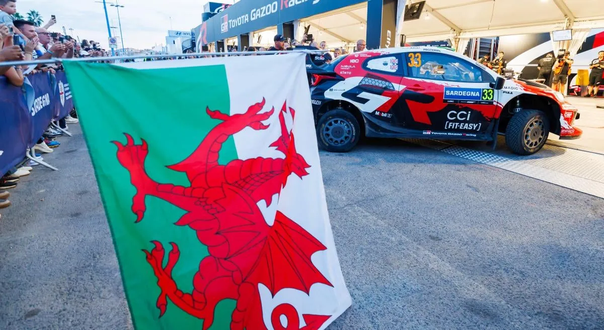 Elfyn Evans Rayakan Gelar Juara WRC 2026 Bersama Ribuan Penggemar Setia