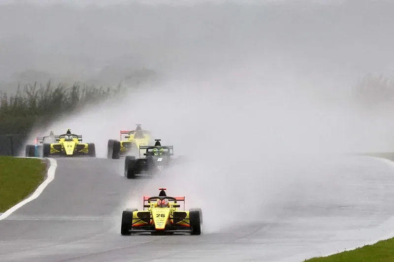 Jesse Phillips Amankan Mahkota Juara Musim Dingin GB4 di Snetterton