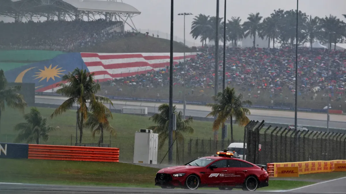 Heavy Rain Delays Start of F1 Bahrain GP at Sepang Circuit