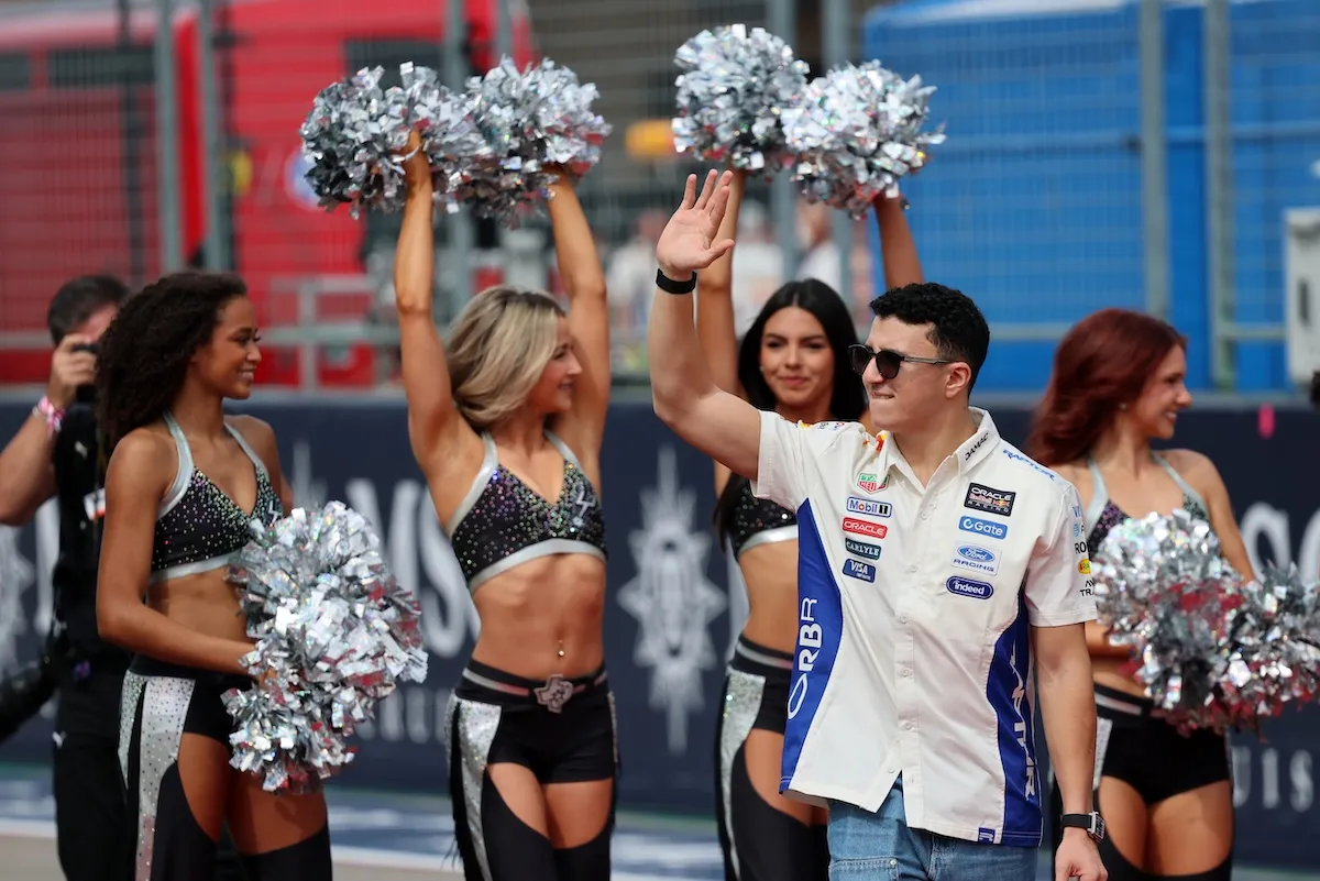 Kimi Antonelli Menang F1 GP Amerika Serikat 2026 di Tengah Paddock Bertabur Bintang Hollywood