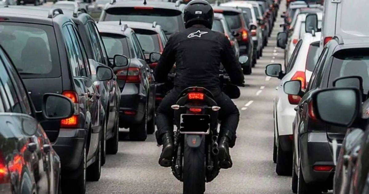 Italia Legalkan Motor Menyalip Kemacetan Mulai 2028 Lewat Aturan Baru