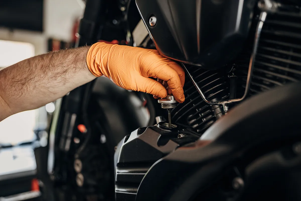 Sains di Balik Pelumas Motor: Menjaga Performa Mesin Optimal 2026